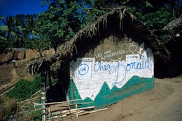Comoros-Archipelago;-France;-Hut;-Indian-Ocean;-Inscription;-Kaleidos;-Kaleidos-images;-La-parole-à-limage;-Laurent-Abad;-Mayotte;-Mud-wall;-Painted-façade;-Stories-Pictures;-Thatched-roof;-Traditional-architecture